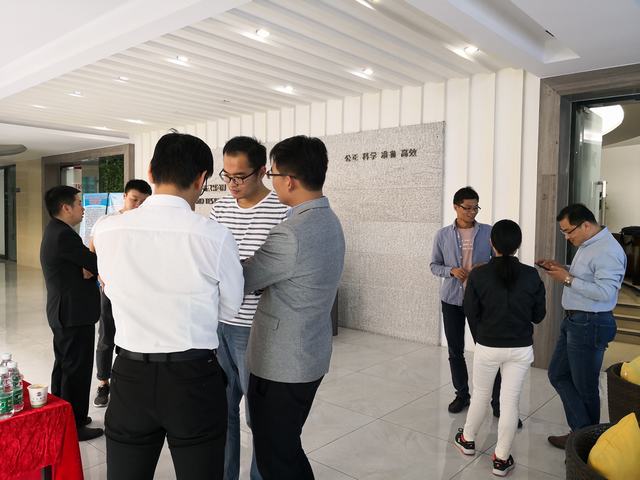 課間休息學員們交流中.jpg